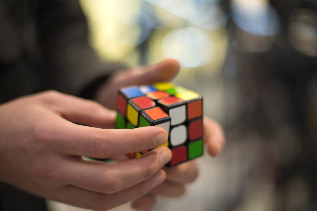 Man collects the cube rubik